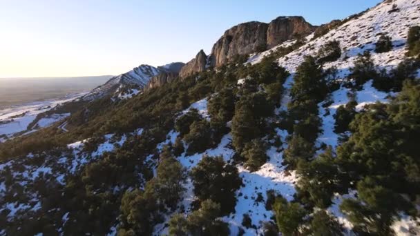 Voando sobre belas montanhas cobertas de neve — Vídeo de Stock
