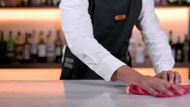 Bar barman sprzątanie licznik w restauracji. — Wideo stockowe