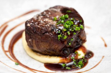 Herb sarımsaklı tereyağlı orta pişmiş fileminyon bifteği.