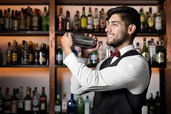 Barmen kokteyl barında kokteyl sallıyor. — Stok fotoğraf