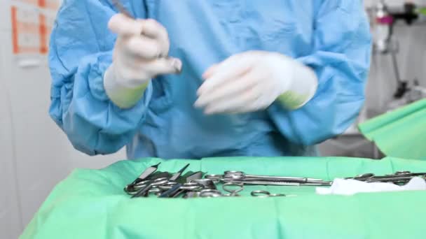 멸균 한 옷을 입고 수술실에서 수술하는 여성 외과의사의 사진을 클로즈업 한 모습. — 비디오