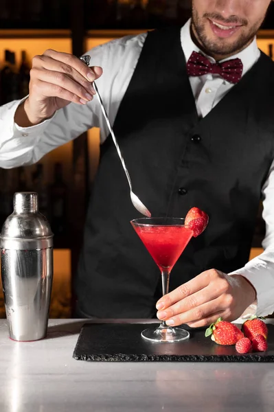 Genç barmen gece kulübünde kokteyl servisi yapıyor.. — Stok fotoğraf