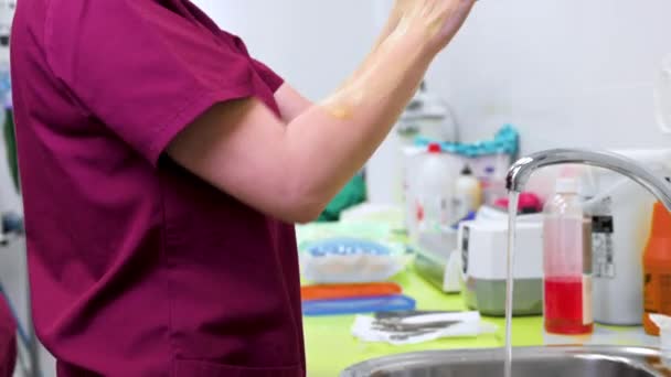 Chirurgien se laver les mains avant de commencer l'opération. — Video