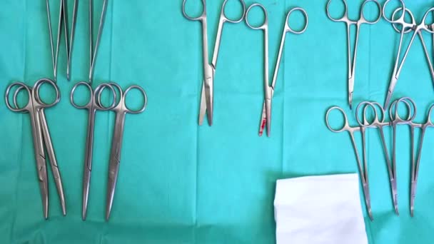 Meervoudige chirurgie instrumenten op blauwe tafel bovenaanzicht. chirurg neemt chirurgische hulpmiddelen van tafel. — Stockvideo