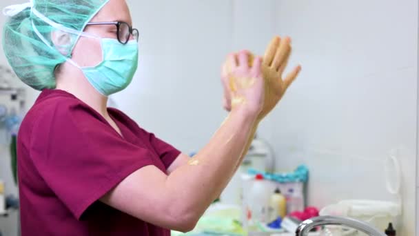 動物病院で手術を始める前に手を洗う獣医の外科医. — ストック動画