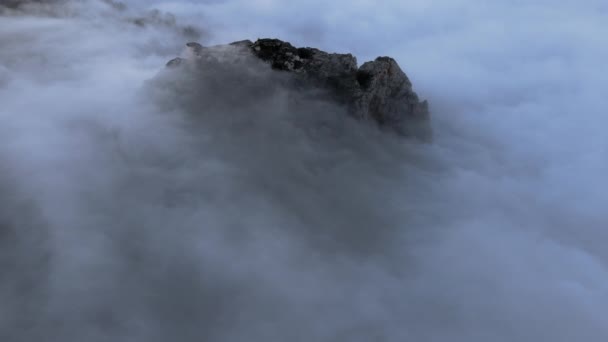 Vista panorâmica aérea de um belo castelo medieval que se destaca do nevoeiro em uma manhã enevoada de inverno. — Vídeo de Stock