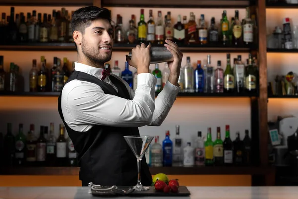 Barmen kokteyl barında kokteyl sallıyor. — Stok fotoğraf