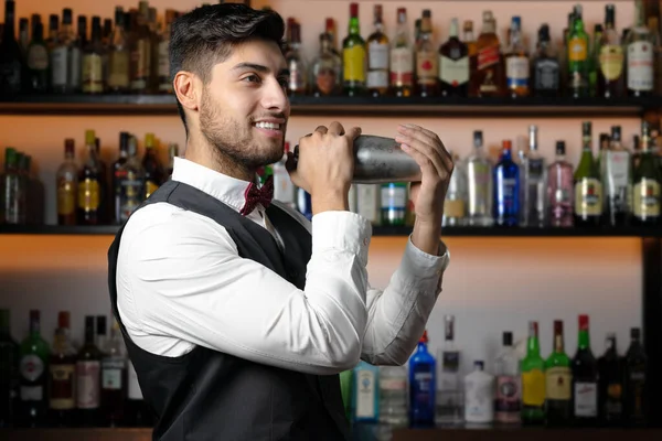 Barmen kokteyl barında kokteyl sallıyor. — Stok fotoğraf