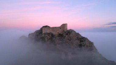 Ortaçağ Şatosu 'nun güzel sisli bir günbatımında, Poza de la sal, Burgos, İspanya.