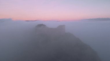 Ortaçağ Şatosu 'nun güzel sisli bir günbatımında, Poza de la sal, Burgos, İspanya.