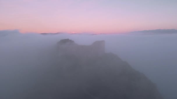 Widok z lotu ptaka na średniowieczny zamek w pięknym mglistym zachodzie słońca, Poza de la sal, Burgos, Hiszpania. — Wideo stockowe