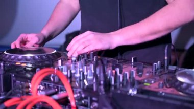 Gece Kulübü Disko Partisinde DJ Karıştırıcı Kontrol Masası 'nın yakın çekimi. DJ Eller Düğmelere Basıyor ve Kaydırıcılar Elektronik Müzik Çalıyor .