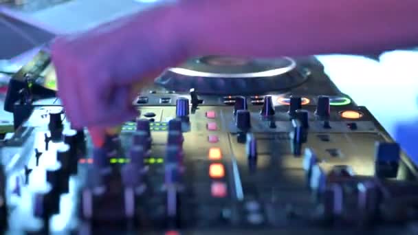 Close-up de mesa de controlador de misturador Dj em Night Club Disco Party. DJ mãos tocando botões e controles deslizantes tocando música eletrônica . — Vídeo de Stock