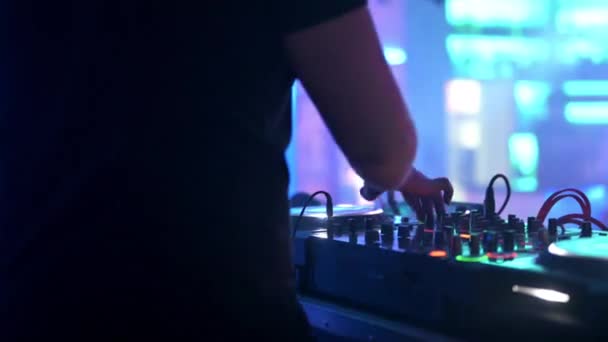 Close-Up von DJ Mixer Controller Desk in Nachtclub Disco Party. DJ-Hände berühren Knöpfe und Schieberegler und spielen elektronische Musik . — Stockvideo