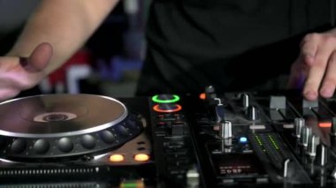 Mikser ve dijital pikaplarla çalan bir DJ 'in görüntüsü. Gece kulübünde elektronik müzik Jokeyi tarafından çalınan kablolu, düğmeli ve kaydıraklı CDJ turntable 'lar.