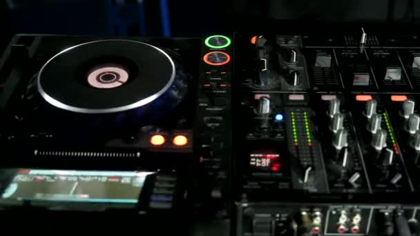 Trackshot eines Man-DJs, der mit Mischpult und digitalen Plattenspielern spielt. CDJ Plattenspieler mit Drähten, Tasten und Schiebereglern, die von elektronischer Musik Disc Jockey im Nachtclub gespielt werden. — Stockvideo