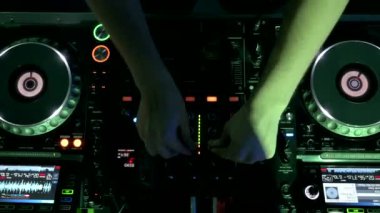 Night Club Disco Party 'de DJ karışık müziğin en üst görüntüsü. 