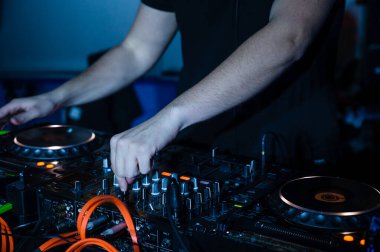 Gece Kulübü Disko Partisinde DJ Karıştırıcı Kontrol Masası 'nın yakın çekimi. DJ Eller Düğmelere Basıyor ve Kaydırıcılar Elektronik Müzik Çalıyor .