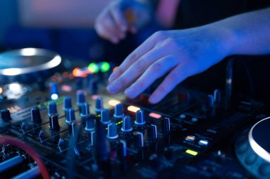 Gece Kulübü Disko Partisinde DJ Karıştırıcı Kontrol Masası 'nın yakın çekimi. DJ Eller Düğmelere Basıyor ve Kaydırıcılar Elektronik Müzik Çalıyor .
