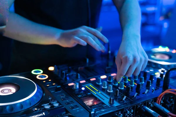 Close-Up of Dj Mixer Controller Desk in Night Club Disco Party. DJ Hands touching Buttons and Sliders Playing Electronic Music . — Stock Photo, Image