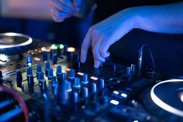 DJ mixování na party festivalu se světlem a kouřem v pozadí - Letní noční pohled na diskotéku uvnitř. — Stock fotografie