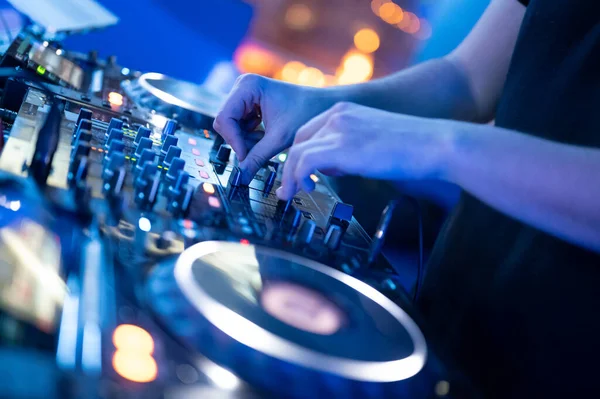 DJ mixování na party festivalu se světlem a kouřem v pozadí - Letní noční pohled na diskotéku uvnitř. Stock Snímky