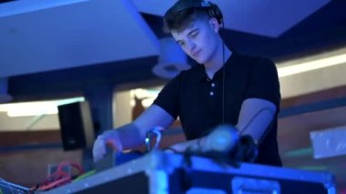 Arkaplanda sigara ve ışık ile parti festivalinde DJ 'lik yapmak - İçindeki disko kulübünün yaz gece hayatı görüntüsü. 