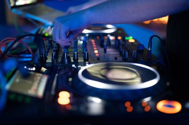 Arkaplanda sigara ve ışık ile parti festivalinde DJ 'lik yapmak - İçindeki disko kulübünün yaz gece hayatı görüntüsü. 