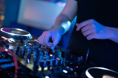 Arkaplanda sigara ve ışık ile parti festivalinde DJ 'lik yapmak - İçindeki disko kulübünün yaz gece hayatı görüntüsü. 