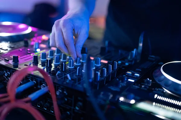 Dj mengen op feest festival met licht en rook op de achtergrond - Zomer nachtleven uitzicht van discotheek binnen. — Stockfoto