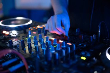 Gece Kulübü Disko Partisinde DJ Karıştırıcı Kontrol Masası 'nın yakın çekimi. DJ Eller Düğmelere Basıyor ve Kaydırıcılar Elektronik Müzik Çalıyor .