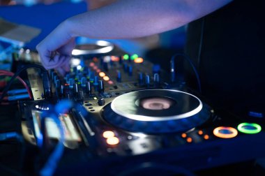 Arkaplanda sigara ve ışık ile parti festivalinde DJ 'lik yapmak - İçindeki disko kulübünün yaz gece hayatı görüntüsü. 