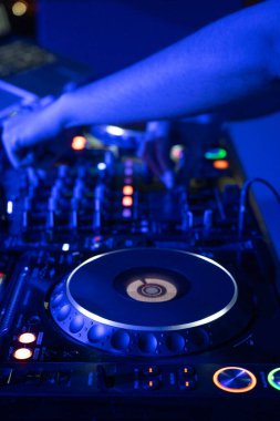 Gece Kulübü Disko Partisinde DJ Karıştırıcı Kontrol Masası 'nın yakın çekimi. DJ Eller Düğmelere Basıyor ve Kaydırıcılar Elektronik Müzik Çalıyor .