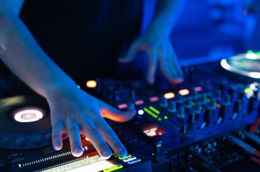 Arkaplanda sigara ve ışık ile parti festivalinde DJ 'lik yapmak - İçindeki disko kulübünün yaz gece hayatı görüntüsü. 