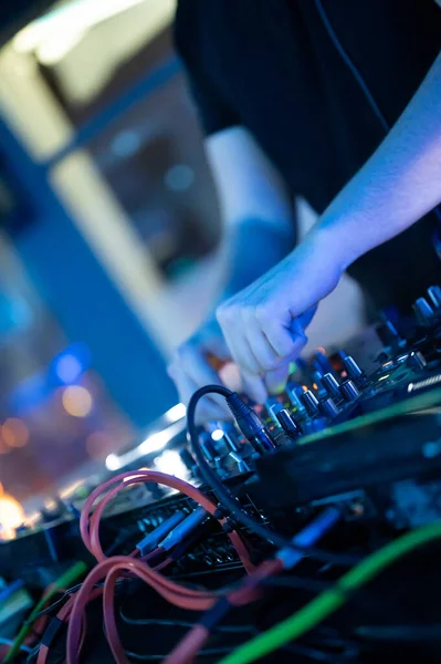 Deejay mixing at party — Stock Photo, Image