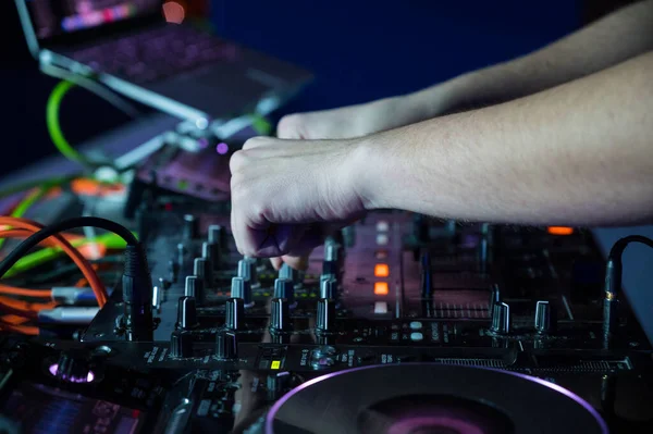 Close-up van Dj Mixer Controller Desk in Night Club Disco Party. DJ handen aanraken knoppen en schuifregelaars spelen elektronische muziek . — Stockfoto