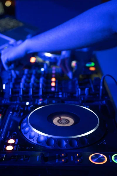 Close-up van Dj Mixer Controller Desk in Night Club Disco Party. DJ handen aanraken knoppen en schuifregelaars spelen elektronische muziek . — Stockfoto