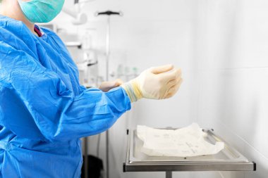 Coronavirus konsepti. Bayan hemşire koruyucu giysiler giyer. Coronavirus hastalığıyla mücadelede kişisel koruyucu giysi giyen hemşire. .