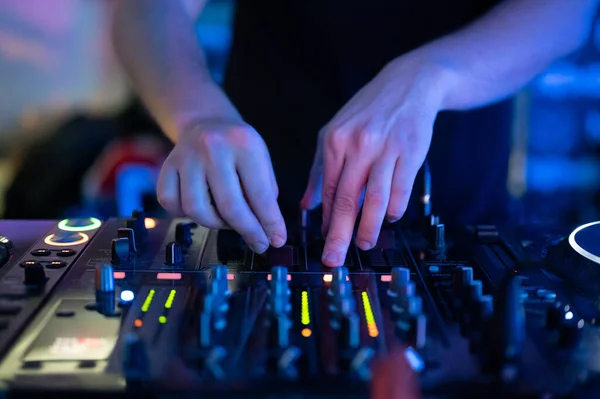 Close up Přední pohled na DJ ruce ovládající hudební stůl v nočním klubu. — Stock fotografie