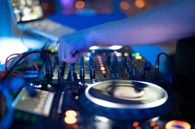 Arkaplanda sigara ve ışık ile parti festivalinde DJ 'lik yapmak - İçindeki disko kulübünün yaz gece hayatı görüntüsü. 