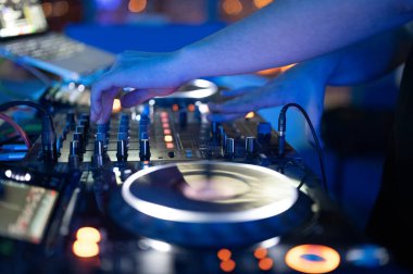 Arkaplanda sigara ve ışık ile parti festivalinde DJ 'lik yapmak - İçindeki disko kulübünün yaz gece hayatı görüntüsü. 