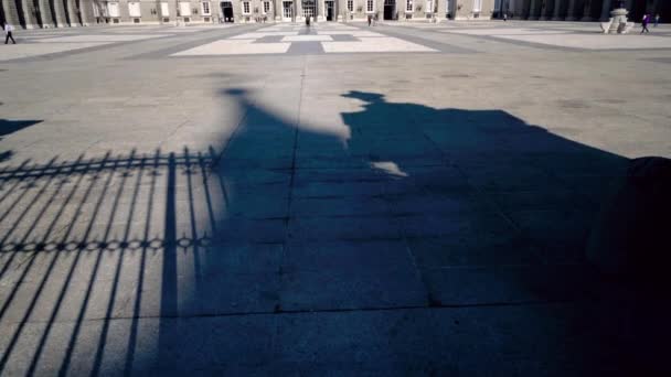 Madrid, Spain - October 19, 2021. Tourist visiting famous landmark Royal Palace in Madrid, Spain. — Stock Video