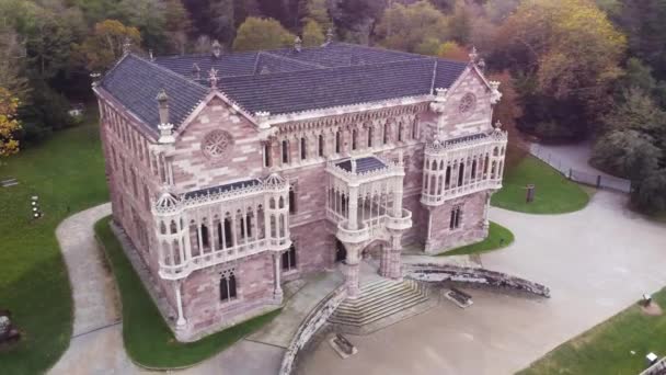 Veduta aerea del famoso punto di riferimento, palazzo Sobrellano e cappella a Comillas, Cantabria, Spagna. Filmati 4k di alta qualità — Video Stock