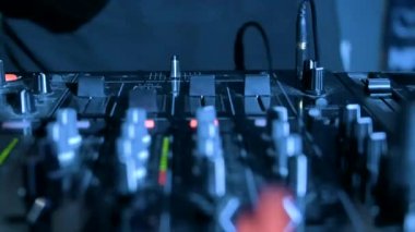 Mikser ve dijital pikaplarla çalan bir DJ 'in görüntüsü. Gece kulübünde elektronik müzik Jokeyi tarafından çalınan kablolu, düğmeli ve kaydıraklı CDJ turntable 'lar.