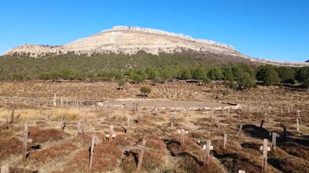 Triste cimenterie de colline, un emplacement de l'une des scènes du film Le Bon, le laid et le mauvais. Province de Burgos, Espagne. Images 4k de haute qualité — Video