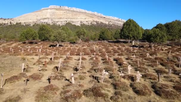 Печальный холм кладбище, место одной из сцен из фильма "Хорошее, уродливое и плохое". Бургос провинция, Испания. Высококачественные 4k кадры — стоковое видео