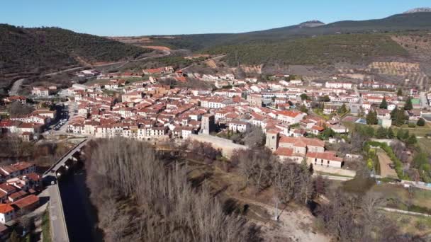 Luchtfoto van Covarrubias, oud middeleeuws dorp in Burgos, Spanje. — Stockvideo