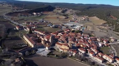 İspanya 'nın Burgos bölgesindeki Santo Domingo de Silos köyünün hava manzarası.