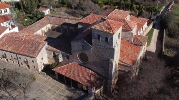Vista aérea de San Cosme Collegiate Church, Covarrubias, Burgos, Espanha. É uma igreja gótica do século XV. — Vídeo de Stock