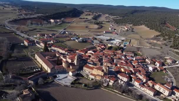 Вид с воздуха на деревню Санто Доминго де Силос, провинция Бургос, Испания. — стоковое видео